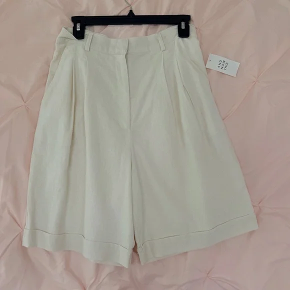 High-Waist Cream Pleated Women's Shorts - Picture 1 of 5